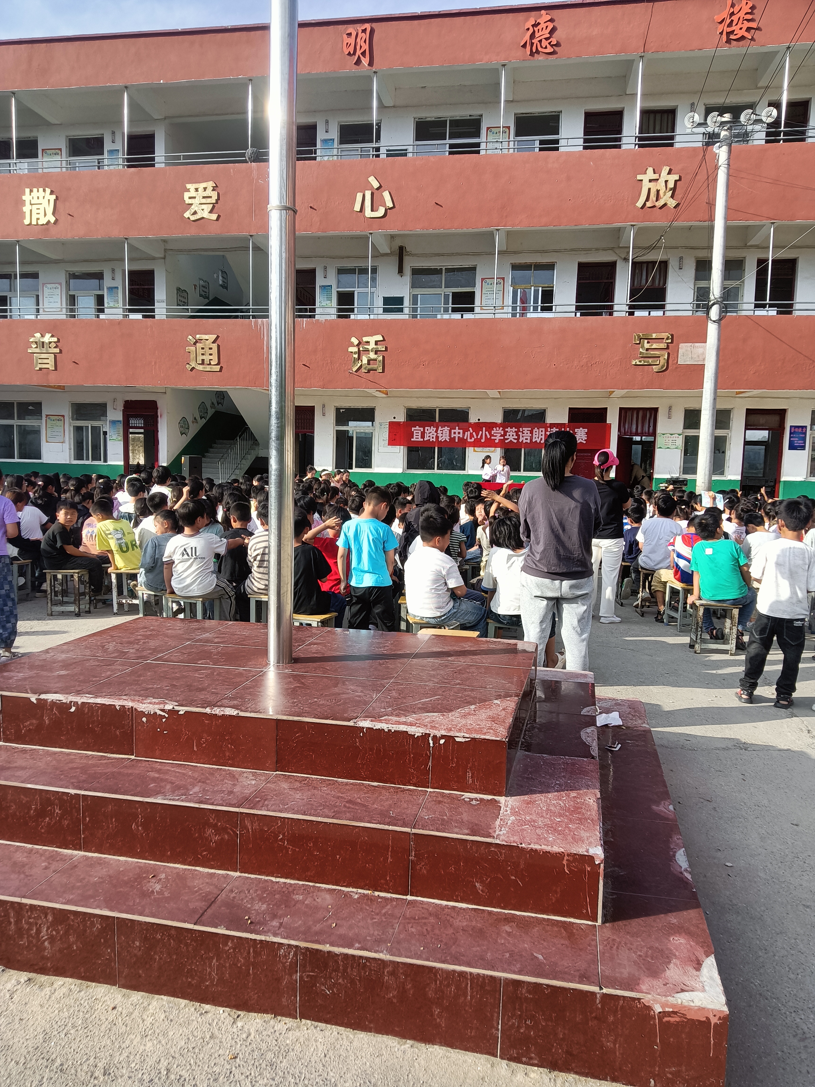 场上冲锋陷阵，场下观众欢呼，掌声雷动的简单介绍